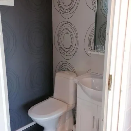 Viihtyisae Saunamoekki Paeaerakennuksen Takana, Oma Rauha 別荘 *